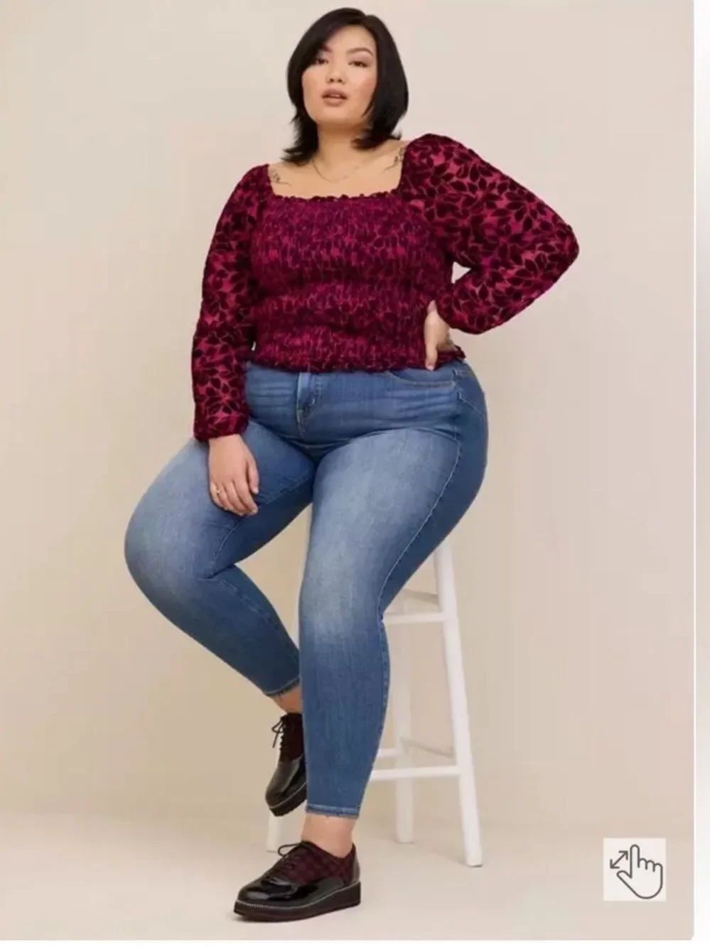 NWT torridβVelvet Smocked
Blouson Sleeve Crop Top - Wine - Size 2